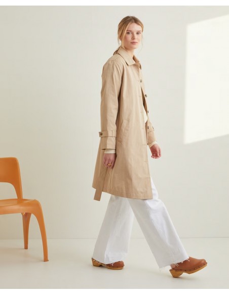 Gabardina watter repelient cuello camisero vista desde la derecha. Gabardina watter repelient cuello camisero vista desde la derecha.