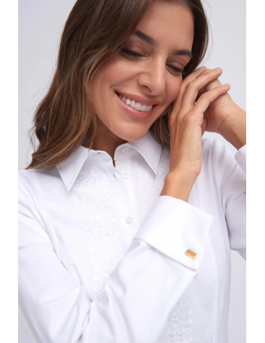 Camisa "Adale" - vista en detalle de cuello y puño.