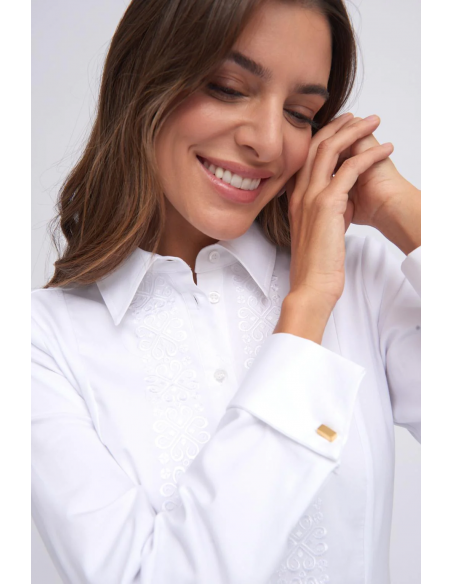 Camisa "Adale" - vista en detalle de cuello y puño.