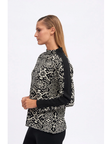 Jersey "Visiedo" - vista lateral de la prenda en la que se aprecia la elegante franja negra que recorre la manga.