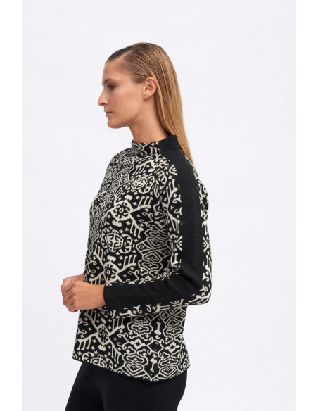 Jersey "Visiedo" - vista lateral de la prenda en la que se aprecia la elegante franja negra que recorre la manga.