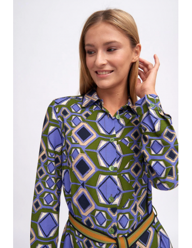 Detalle del tejido en una fotografía en plano cenital de una modelo con el vestido "Portillo"