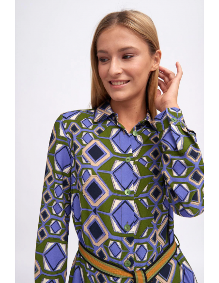 Detalle del tejido en una fotografía en plano cenital de una modelo con el vestido "Portillo"