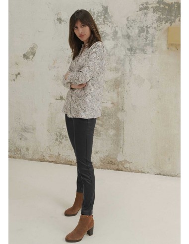 Pantalón "Fonteta" negro de piel sintética con bolsillos laterales.