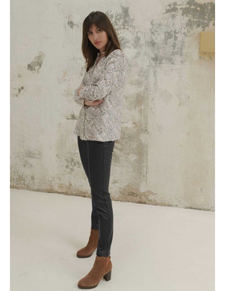 Pantalón "Fonteta" negro de piel sintética con bolsillos laterales.