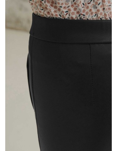 Pantalón "Fonteta" negro de piel sintética con bolsillos laterales.