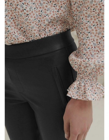 Pantalón "Fonteta" negro de piel sintética con bolsillos laterales.