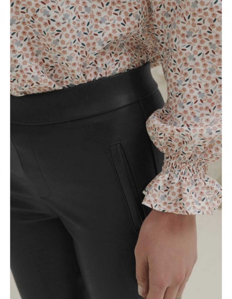 Pantalón "Fonteta" negro de piel sintética con bolsillos laterales.