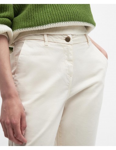 Pantalón Barbour Chino - vista detalle frontal con botón Barbour, cintura con trabillas y los clásicos bolsillos estilo "chino"