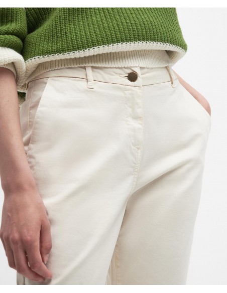 Pantalón Barbour Chino - vista detalle frontal con botón Barbour, cintura con trabillas y los clásicos bolsillos estilo "chino"