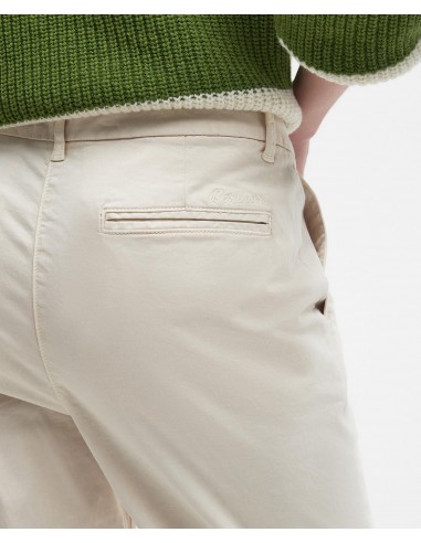 Pantalón Barbour Chino - vista detalle posterior con marca bordada en bolsillo.