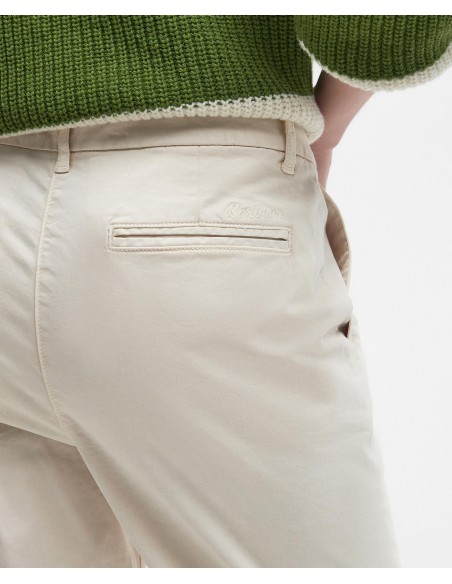 Pantalón Barbour Chino - vista detalle posterior con marca bordada en bolsillo.