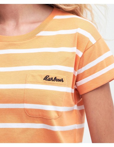 Barbour Otterburn Stripe camiseta color albaricoque - detalle de cuello, bolsillo con marca Barbour® bordada y manga izquierda