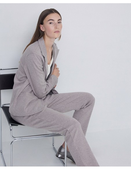 Pantalón "Vesela" de Raya Diplomática (modelo sentada) Pantalón "Vesela" de Raya Diplomática (modelo sentada)