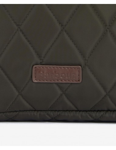 Barbour Quilted Backpack - verde oliva (detalle de etiqueta de cuero con la marca Barbour® cosida en la mochila)