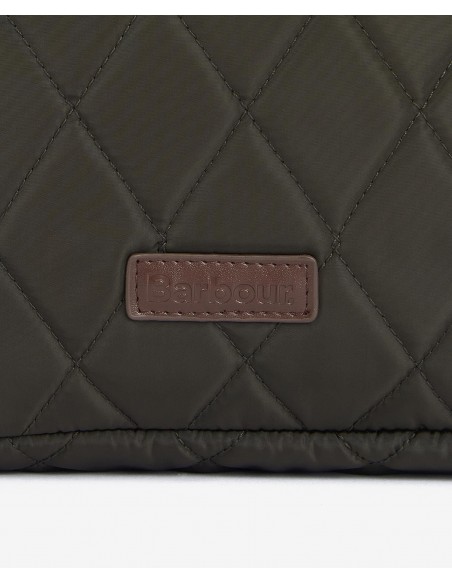 Barbour Quilted Backpack - verde oliva (detalle de etiqueta de cuero con la marca Barbour® cosida en la mochila) Barbour Quilted Backpack - verde oliva (detalle de etiqueta de cuero con la marca Barbour® cosida en la mochila)