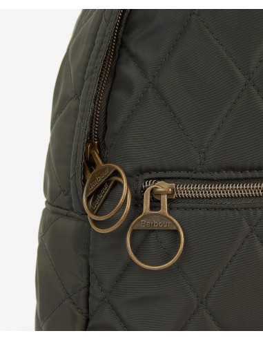 Barbour Quilted Backpack - verde oliva (Detalle de las cremalleras con la marca tallada en los herrajes)