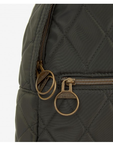 Barbour Quilted Backpack - verde oliva (Detalle de las cremalleras con la marca tallada en los herrajes) Barbour Quilted Backpack - verde oliva (Detalle de las cremalleras con la marca tallada en los herrajes)