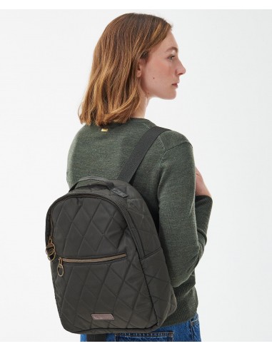 Barbour Quilted Backpack - verde oliva (vista posterior en la espalda de la modelo)