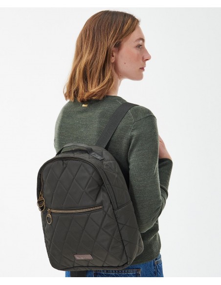 Barbour Quilted Backpack - verde oliva (vista posterior en la espalda de la modelo) Barbour Quilted Backpack - verde oliva (vista posterior en la espalda de la modelo)