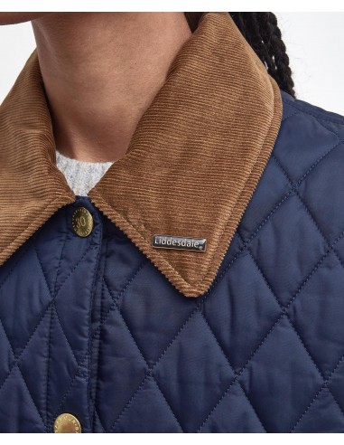 Cazadora Barbour® Liddesdale 30 Aniversario - Edición Especial (detalle del cuello de pana con la placa de Liddesdale)
