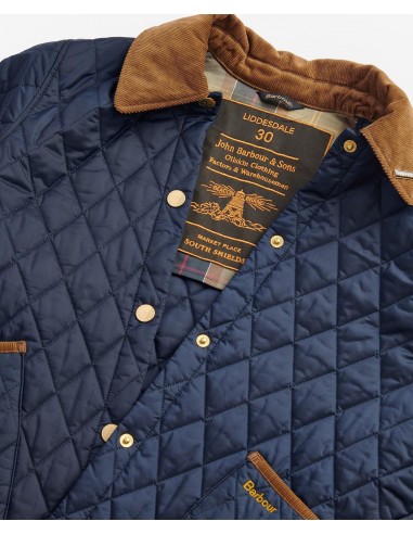 Cazadora Barbour® Liddesdale 30 Aniversario - Edición Especial (prenda en plano con etiqueta conmemorativa en el forro)