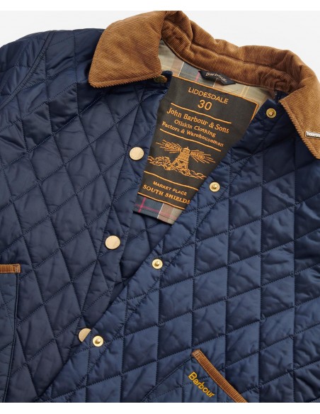 Cazadora Barbour® Liddesdale 30 Aniversario - Edición Especial (prenda en plano con etiqueta conmemorativa en el forro)