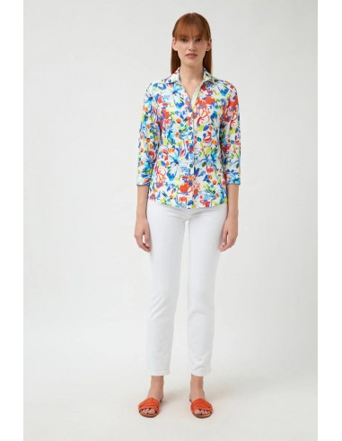 Camisa Vedra Tinta - modelo luce look con la camisa Vedra y un pantalón blanco