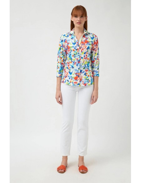 Camisa Vedra Tinta - modelo luce look con la camisa Vedra y un pantalón blanco