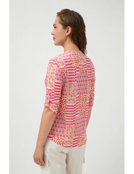 Camisa Liz Fucsia – Blusa fluida con estampado y cuello mao