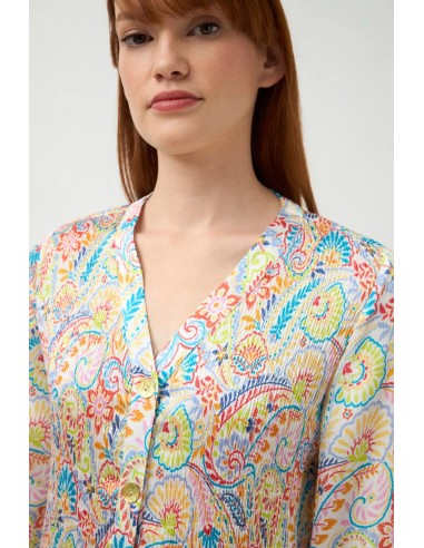 Camisa Jazmín Natural – Blusa plisada con estampado paisley y tejido fluido - detalle del cuello