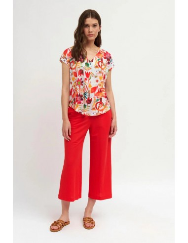Camiseta Adna Natural – Camiseta de manga corta con estampado artístico y escote en V - look combinado con pantalones rojos