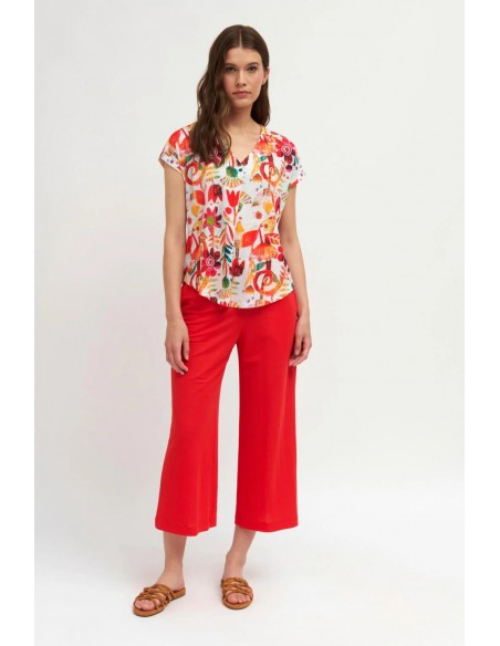 Camiseta Adna Natural – Camiseta de manga corta con estampado artístico y escote en V - look combinado con pantalones rojos