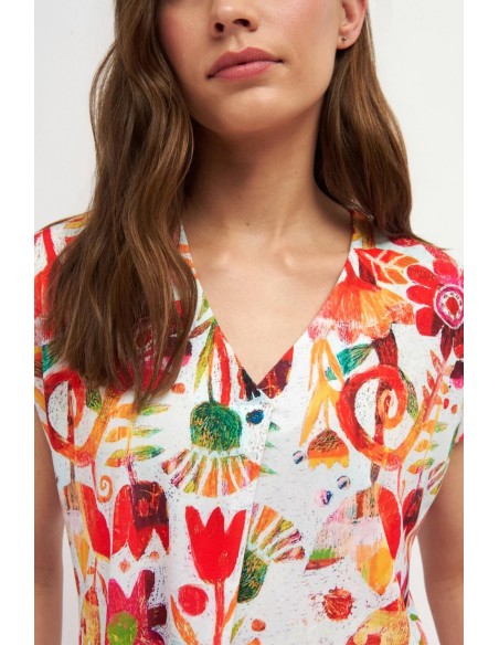 Camiseta Adna Natural – Camiseta de manga corta con estampado artístico y escote en V - vista en detalle del escote.