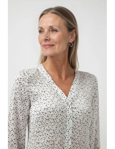 Camisa Millor Natural - vista en plano medio con detalle de cuello y hombros