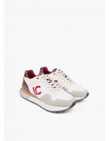 Deportiva con suela personalizada y estampado animal de Lola Casademunt
