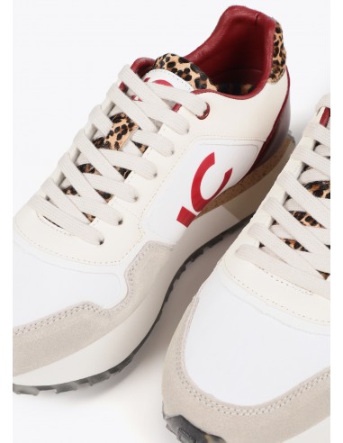 Deportiva con suela personalizada y estampado animal de Lola Casademunt
