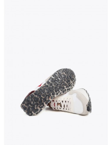 Deportiva con suela personalizada y estampado animal de Lola Casademunt