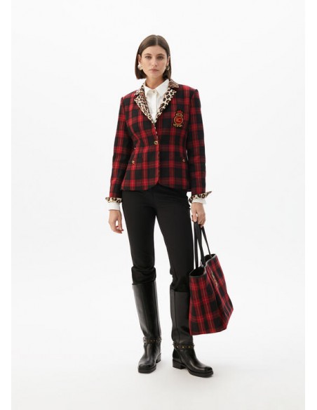 Americana tartán rojo y negro con solapa animal print - Lola Casademunt - modelo con look y bolso a juego. Americana tartán rojo y negro con solapa animal print - Lola Casademunt - modelo con look y bolso a juego.