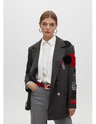 Americana cruzada oversize con parches de Lola Casademunt