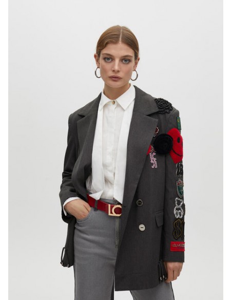 Americana cruzada oversize con parches de Lola Casademunt Americana cruzada oversize con parches de Lola Casademunt
