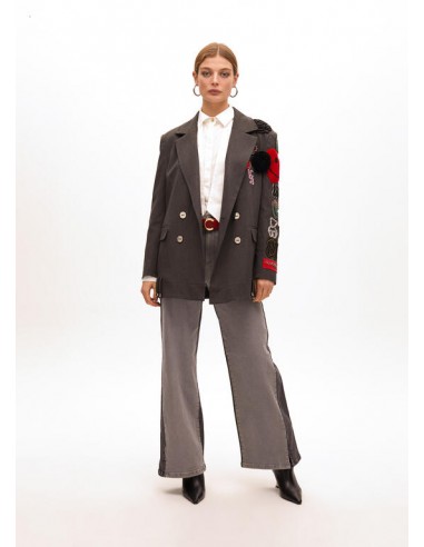 Americana cruzada oversize con parches de Lola Casademunt