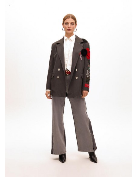 Americana cruzada oversize con parches de Lola Casademunt Americana cruzada oversize con parches de Lola Casademunt