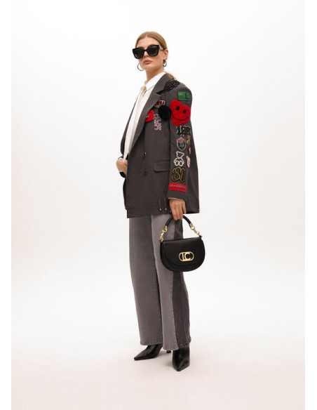 Americana cruzada oversize con parches de Lola Casademunt Americana cruzada oversize con parches de Lola Casademunt
