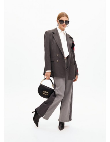 Americana cruzada oversize con parches de Lola Casademunt