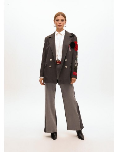Americana cruzada oversize con parches de Lola Casademunt