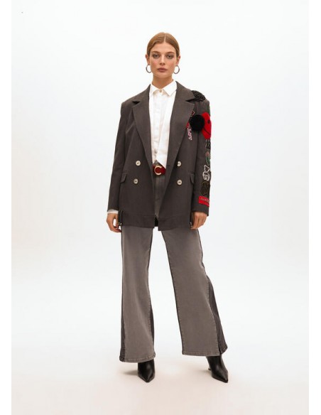 Americana cruzada oversize con parches de Lola Casademunt Americana cruzada oversize con parches de Lola Casademunt