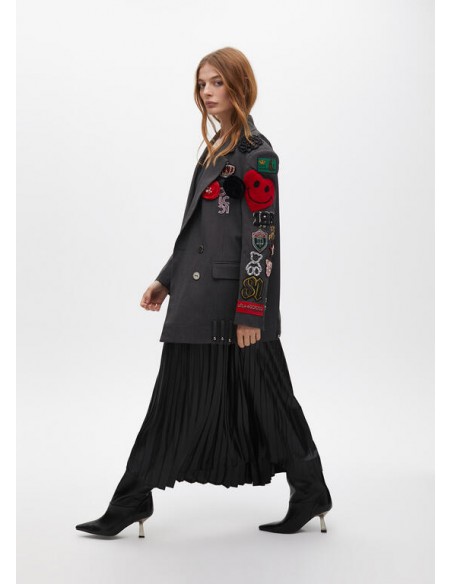 Americana cruzada oversize con parches de Lola Casademunt Americana cruzada oversize con parches de Lola Casademunt