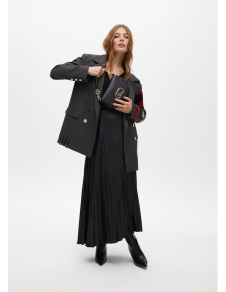 Americana cruzada oversize con parches de Lola Casademunt Americana cruzada oversize con parches de Lola Casademunt