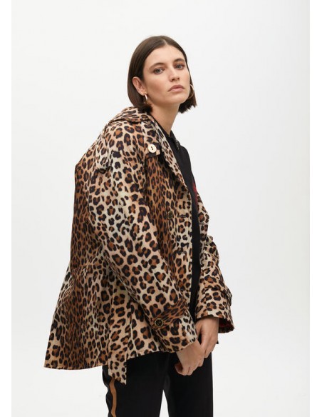 Chaquetón tipo trench corto en animal print de Lola Casademunt - vista lateral Chaquetón tipo trench corto en animal print de Lola Casademunt - vista lateral